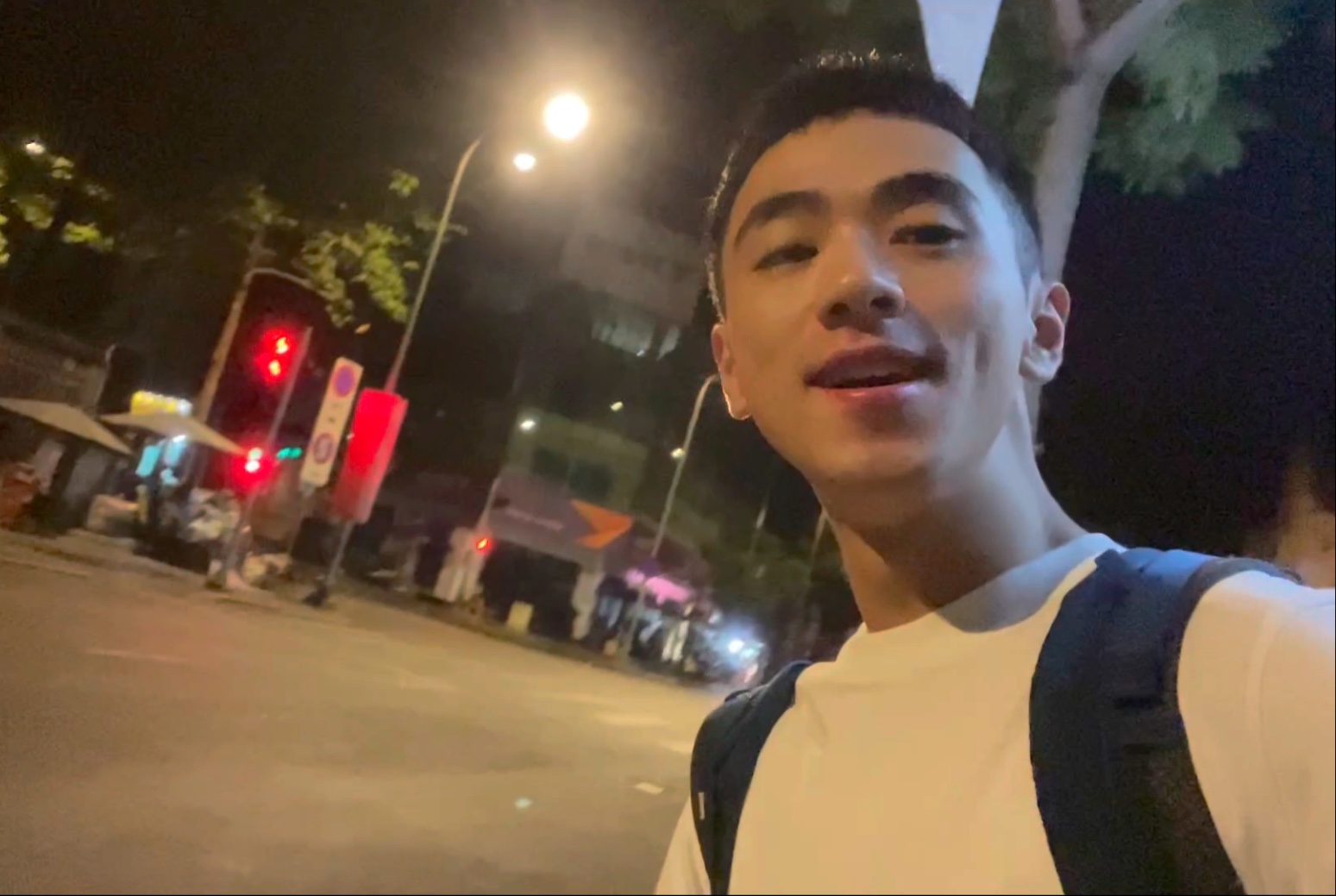 坐在学长的根茎上背单词：高效记忆技巧与学习体验分享