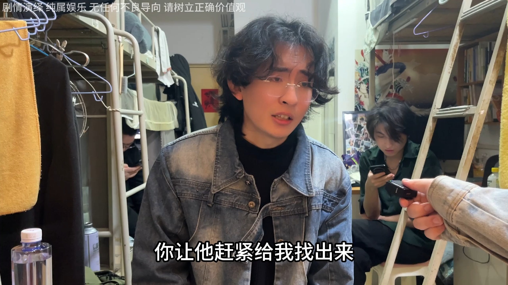 腰不自觉往前挺是什么原因？解析导致驼背、含胸等体态问题的常见原因及矫正方法